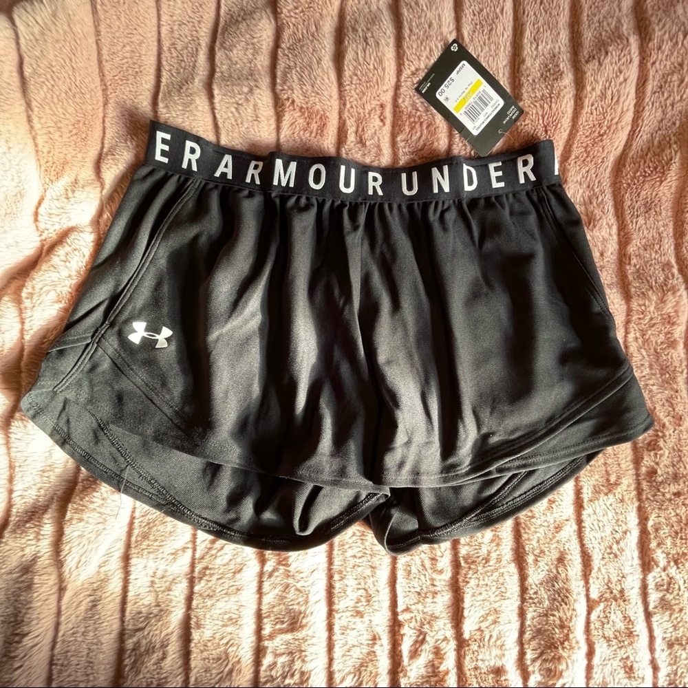 Under armour nwt MD black w white gym shorts with pockets